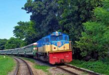 স্বল্প দূরত্বে চলছে ট্রেন